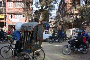 Le croisement qui mène de Naya bazar au quartier touristique de Thamel... Naya Bazar étant en face et Thamel dans le dos. 